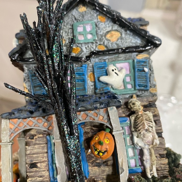 "Lily's Inn" The Munsters Halloween Village Hawthorne Village with COA - Picture 16 of 16